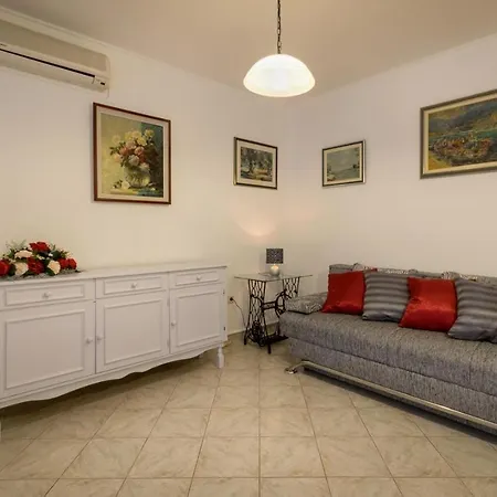 Apartment Zana - 30 M From Sea Baska Voda