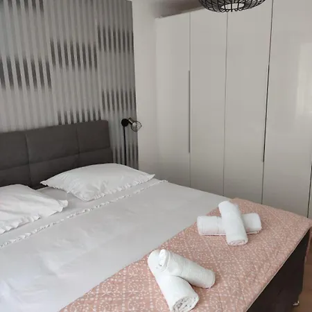 Apartment Zana - 30 M From Sea Baska Voda